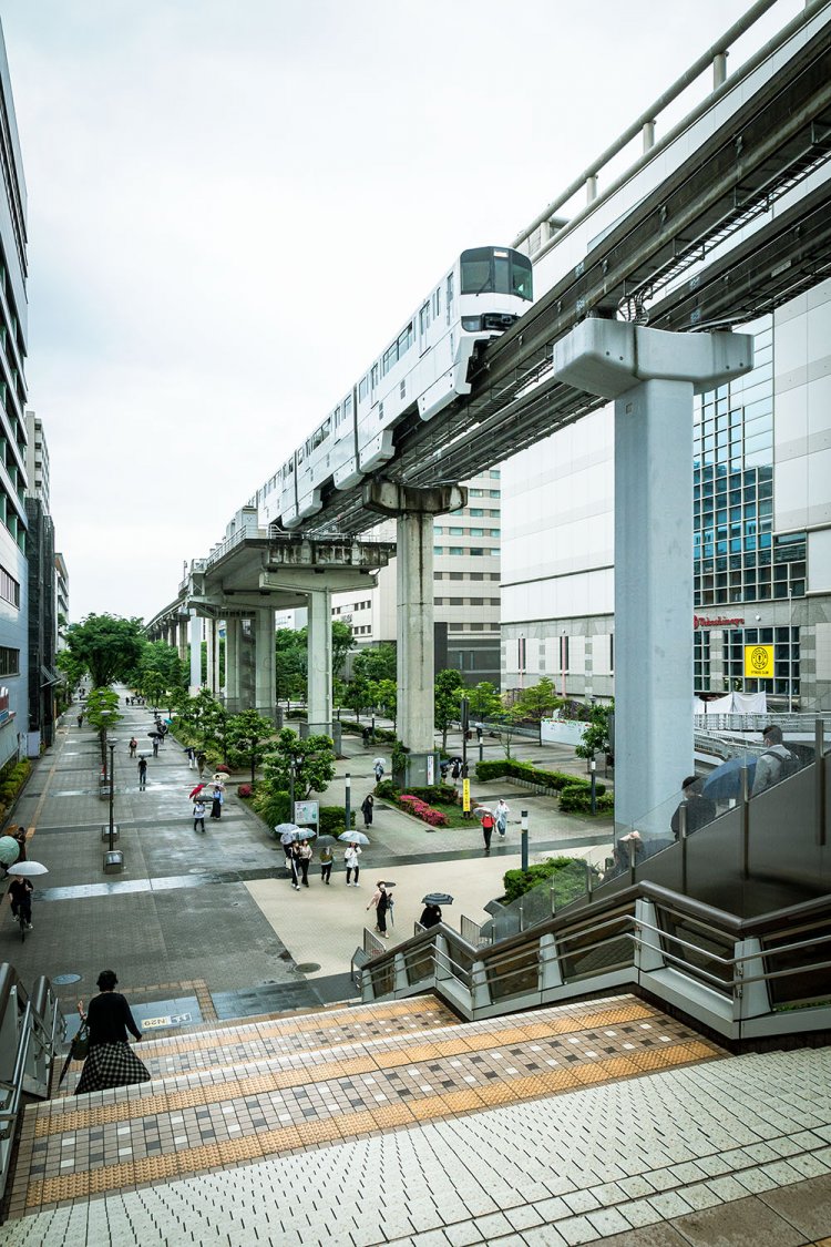 デッキ最北端はシネマシティへ続く広場が。