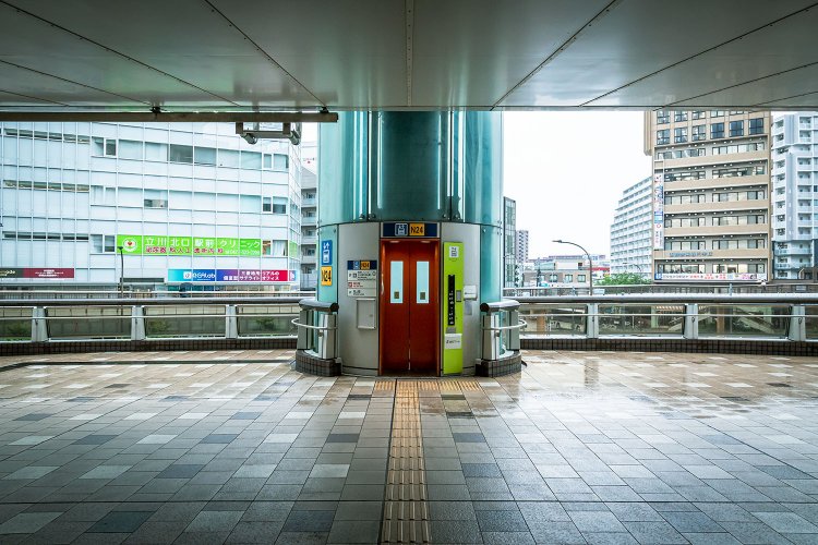 立川北駅のこじゃれたエレベーター。