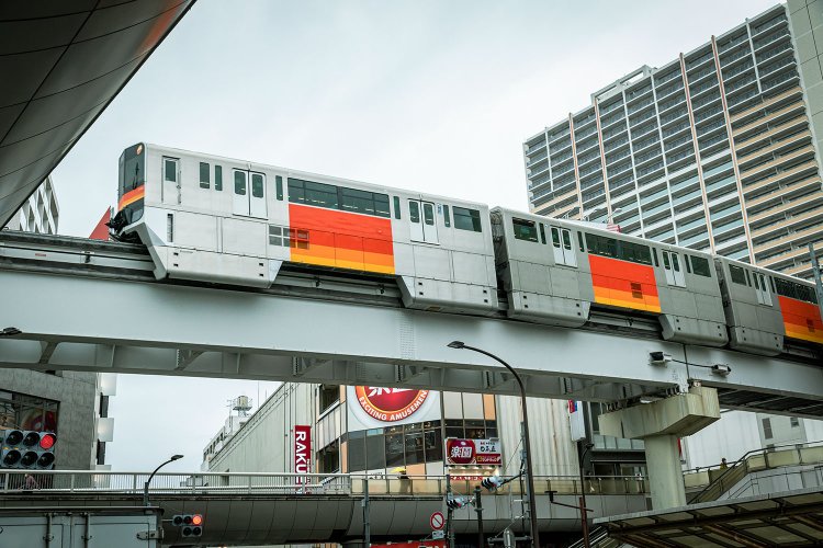 デッキの頭上を通り抜けるモノレールの迫力たるや。