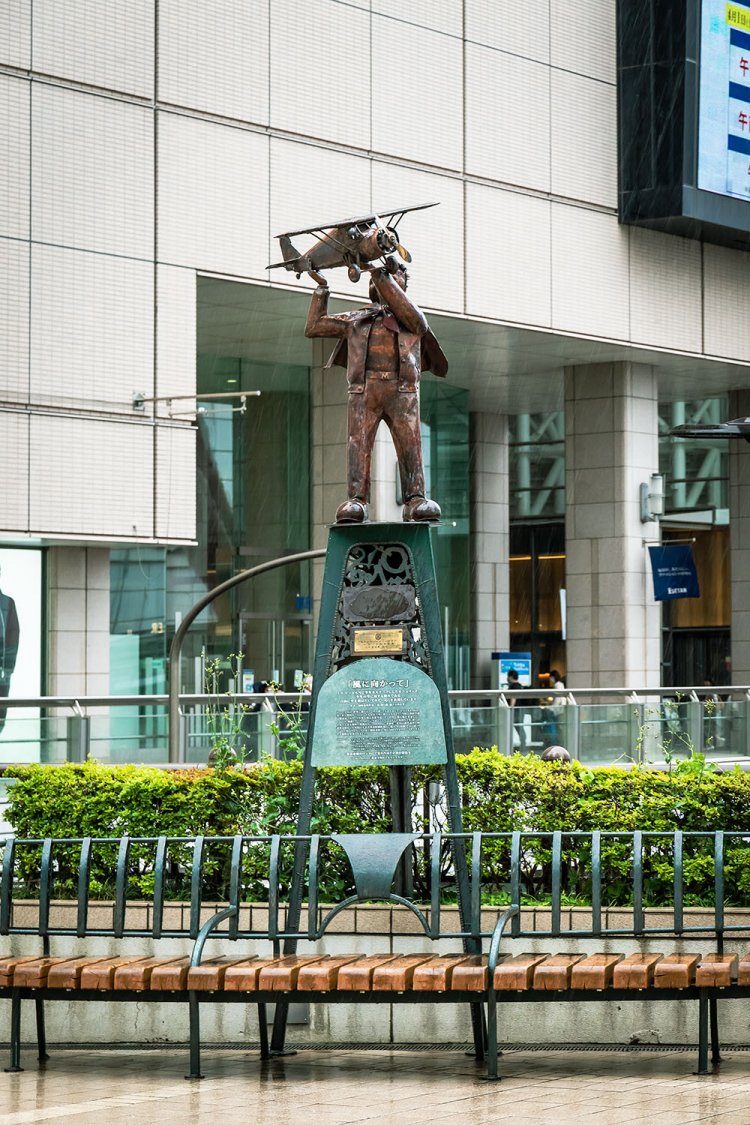 立川駅北口のベンチでひと休み。