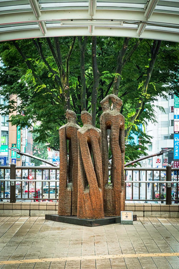 立川駅は、デッキ上にこうしたアートが多いのも特徴。