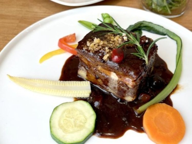 目にもおいしいアンブルジョア1900円。