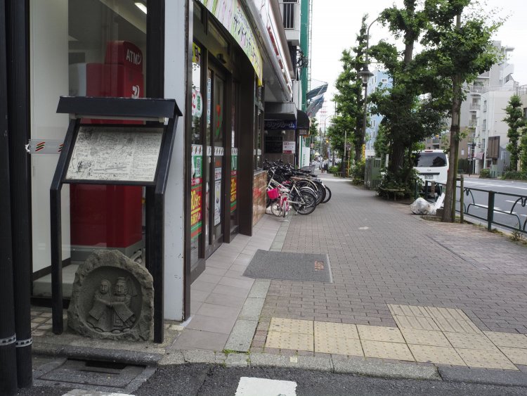 目黒通りにあるコンビニの傍らに道祖伸と周辺の観光マップがある。それによるとこのコンビニ辺りに競馬場のクラブハウスがあったらしい。