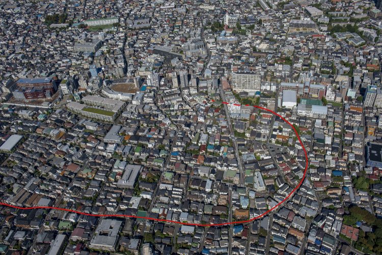 たぶん分からないと思うので、上の空撮写真に赤いラインを入れた。この道路がコースの右側部分であった。