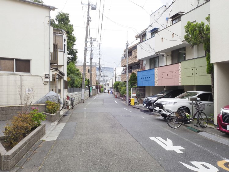 東方向へ向かう道路は、地形図を照らし合わせると観覧席前の直線となる。