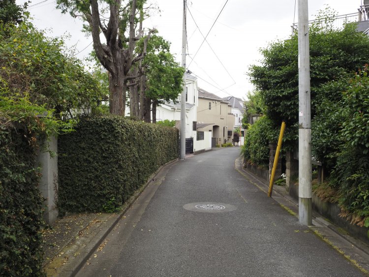 コーナーの道路は半円なので、歩きながらどこまでも右へ曲がっているかのよう。終わりがないのではと思ってしまう。この狭い幅の道と緩やかな曲線が廃線跡と見間違える。