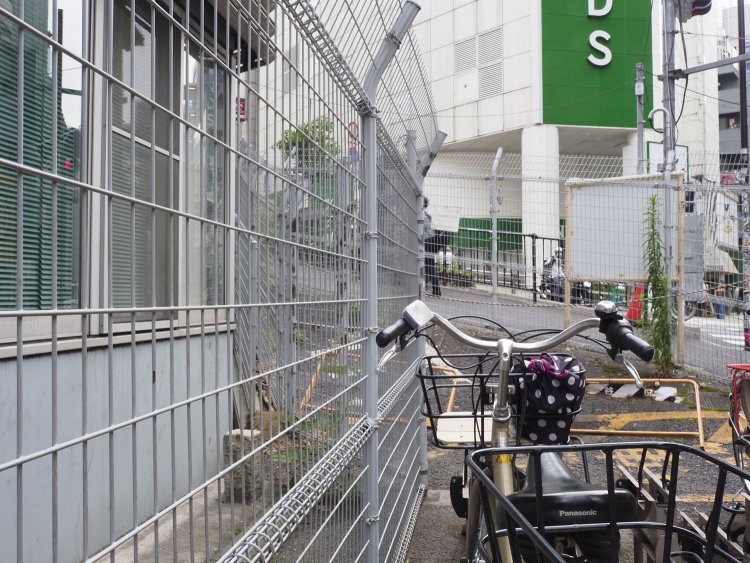 標石は左側にある。目の前は『ハンズ渋谷店』で人通りも大変多い場所。こんなところに戦後78年間も佇んでいたのか。