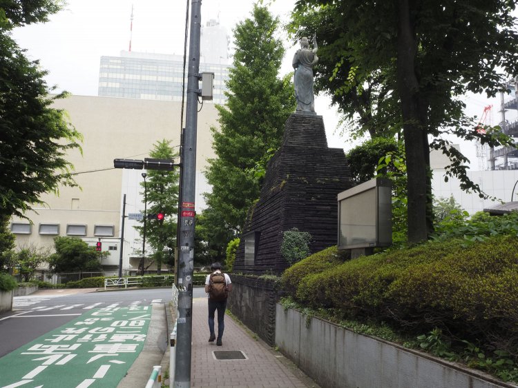 NHK放送センターのすぐ目の前、渋谷税務署の傍らに二・二六事件の慰霊碑が建立されている。レンガの壁は刑務所内の擁壁であったというが真偽のほどはいかに……。