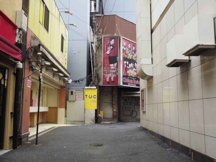 お姉さまの看板の下になにやら古ぼけた石柱がある。周囲に溶け込み当たり前すぎて分からなかった。撮影した背後が『渋谷マークシティ』側となる。