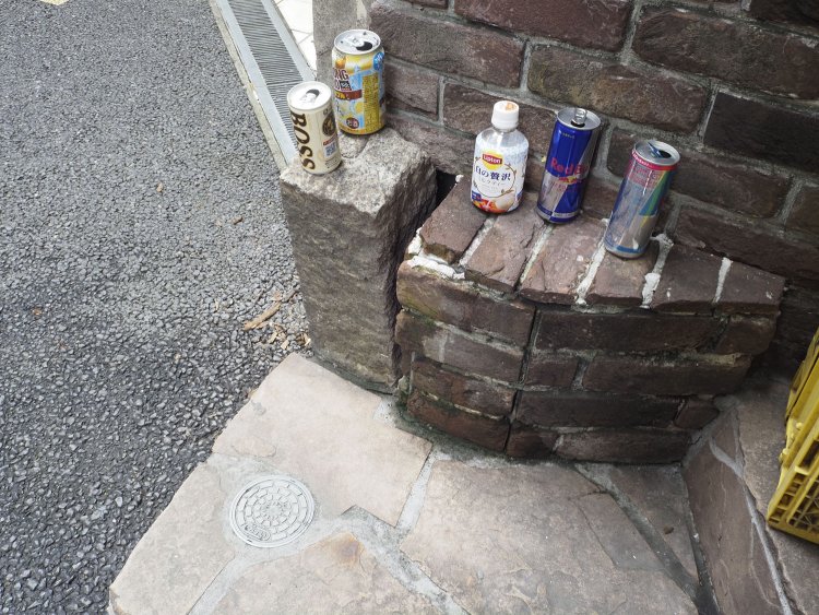 標石は案の定というか、路上飲みの残骸が陳列していた。一般人には単なる石柱だが、観る人によっては遺跡級の発見である。陸軍の文字をどれだけの人が気付いたのだろうか……。