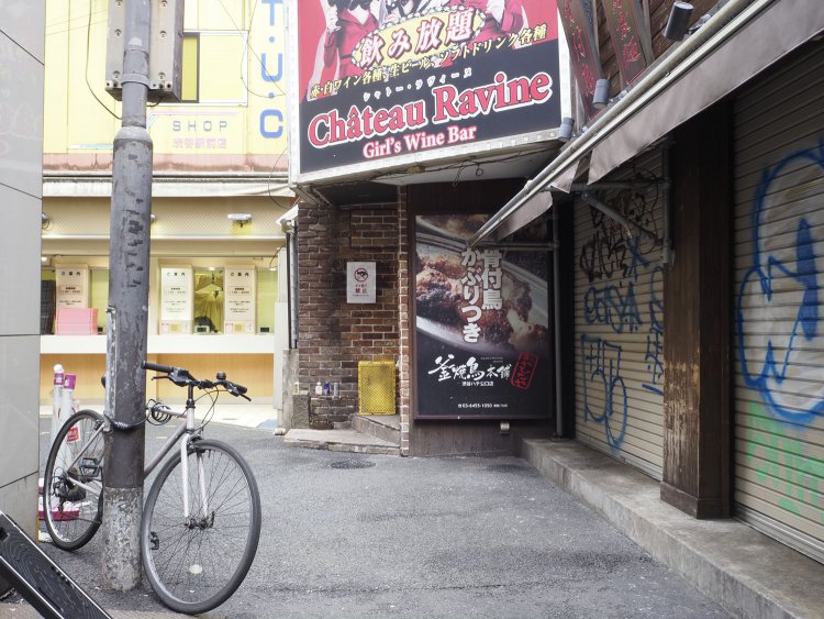 今度は90度違う方向から。標石は看板の下なのだが分かりづらい。