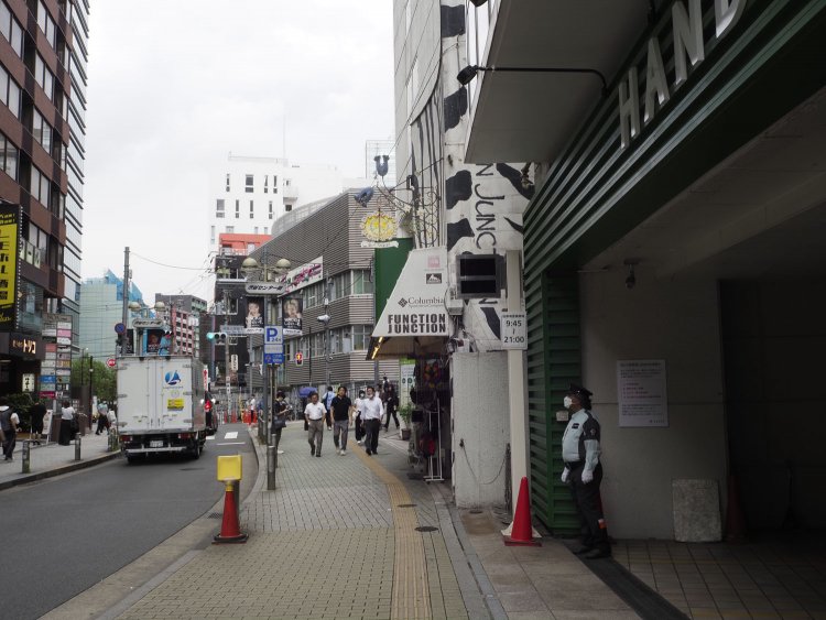 センター街を突き進んだ先にある『ハンズ渋谷店』。その前方の交差点から向こうが東京陸軍刑務所の敷地であった。