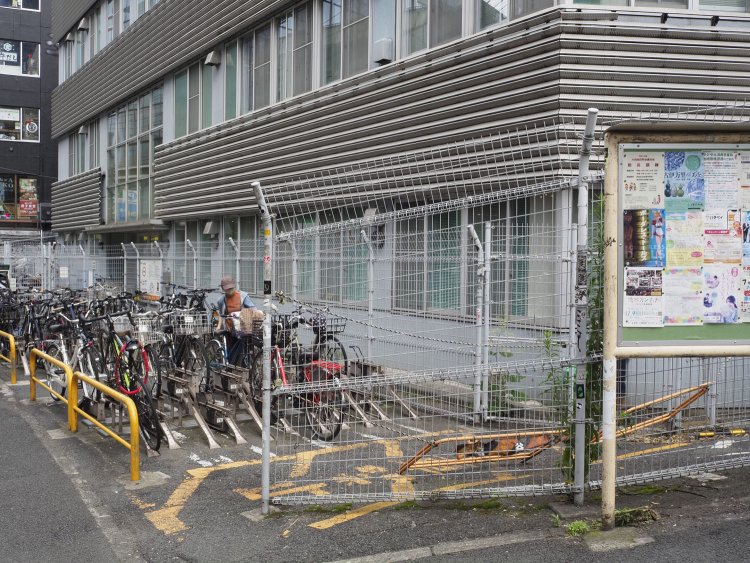 神南小学校下交差点の脇に渋谷区の施設（渋谷区清掃事務所）と駐輪場があり、施設のフェンス内側をよく見ると標石がある。