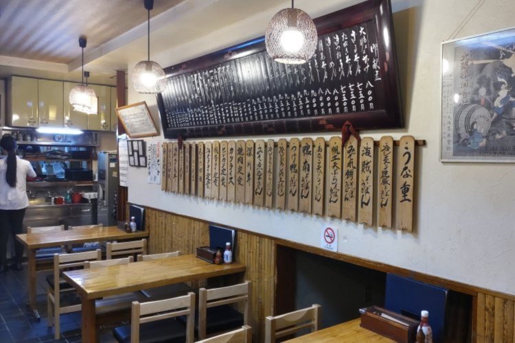 壁のメニュー名が書かれた木札から歴史が感じられる。