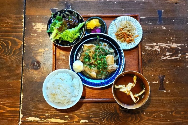 あさり食堂特製しょうが焼き定食1200円。付け合わせのサラダ、漬物、きんぴらごぼうが彩りを添えている。