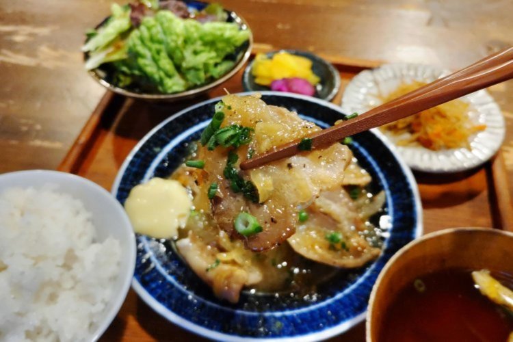適度に脂がのった豚バラ肉は、しっとり柔らかい食感。かめばジュワッと肉汁があふれ出す。