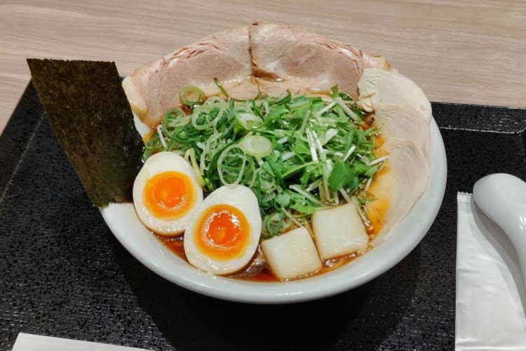 淡麗醤油味玉らーめん1200円。チャーシュー2種類を筆頭に香味野菜や餅、味玉が、多彩な味わいと食感を生む。