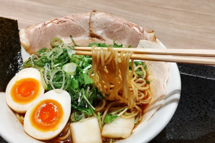 歯応えがいい細麺に、あっさり系でありつつ旨味たっぷりの醤油スープがよく絡む。