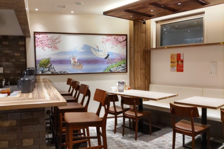 店内には、ツルやカメなどの縁起物が描かれた絵が飾られている。