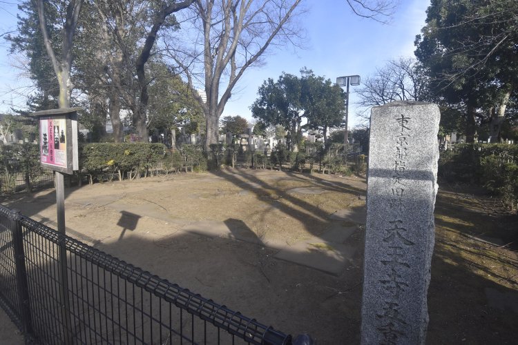 戦災にも遭わずに残った五重塔は、心中による放火で焼失した。