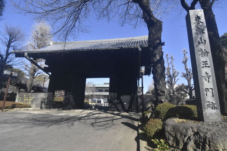 寛永寺の旧本坊表門だった格式の高い薬医門。上野戦争の際の弾痕が残されている。