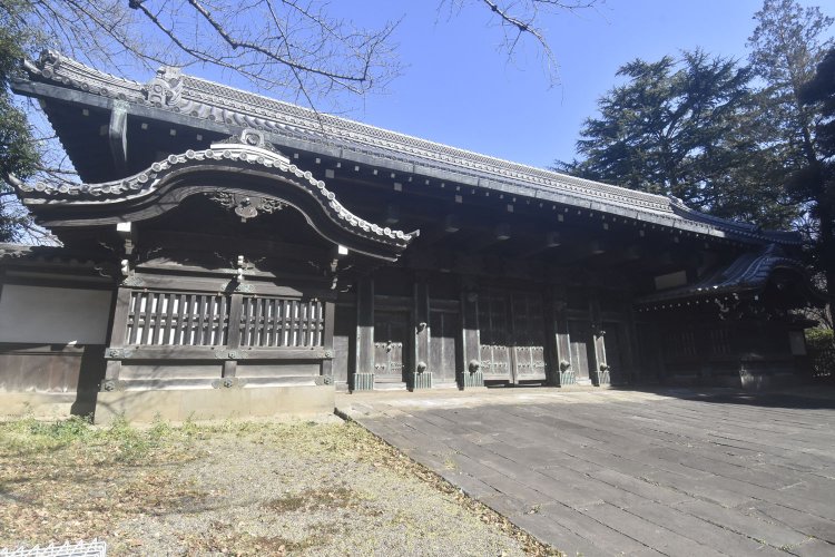 鳥取藩の池田家上屋敷の表門。堂々とした造りは格式の高さを感じさせる。