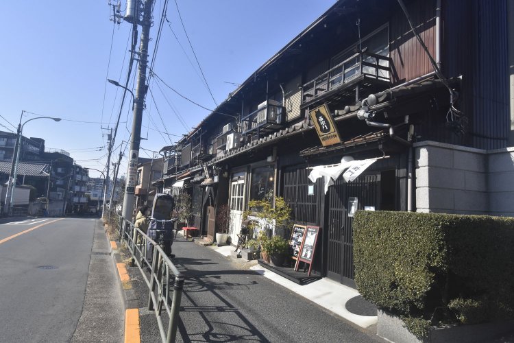 三崎坂（首ふり坂）には昔ながらの木造家屋が残る。多くが店舗に再利用していた。