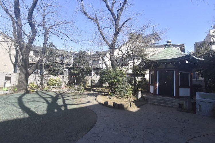 岡倉天心の旧居跡に造られた「岡倉天心記念公園」。六角堂内には天心の坐像が。