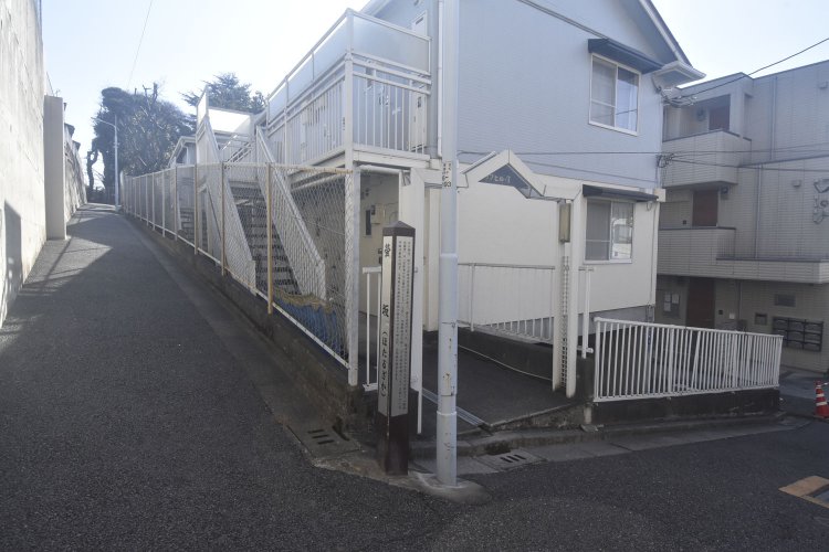 かつては蛍の名所だったことから名付けられた螢坂。