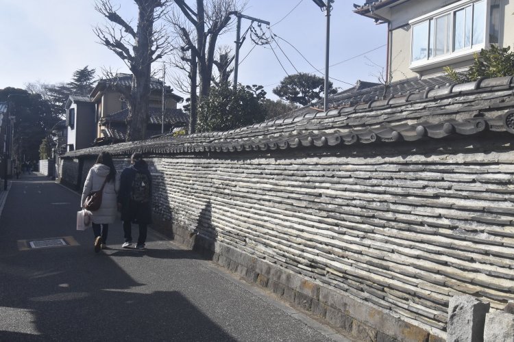 谷中のシンボルとも言える観音寺築地塀。