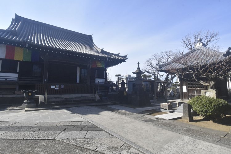 四十七士ゆかりの観音寺。本堂脇の宝篋印塔は慰霊塔と言われている。
