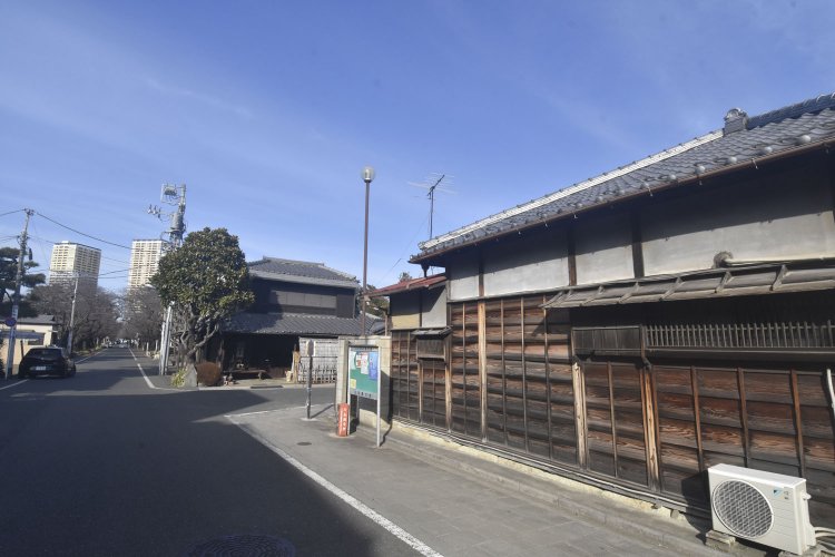 谷中霊園内に建つ花屋のあたりに、「いろは茶屋」があったという。