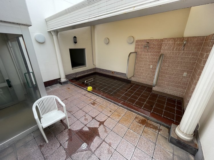 打たせ湯も健在の露天風呂。