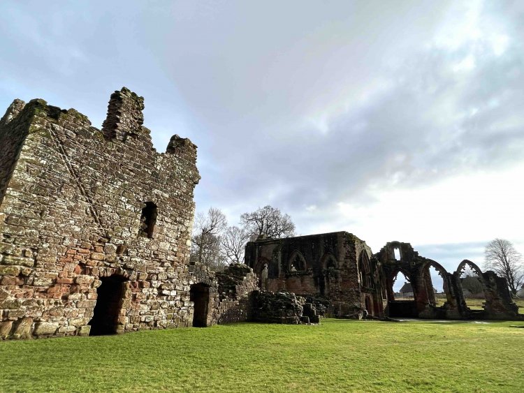 近所の廃墟。昔は修道院だったようだ。