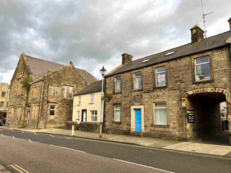 街並みも黄色い。