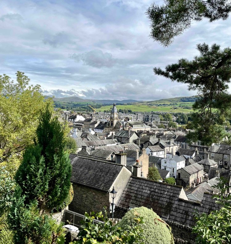 イギリスの建築を歩く —— 街の色が語るもの【イギリス散歩案内　ストーンハウス編】