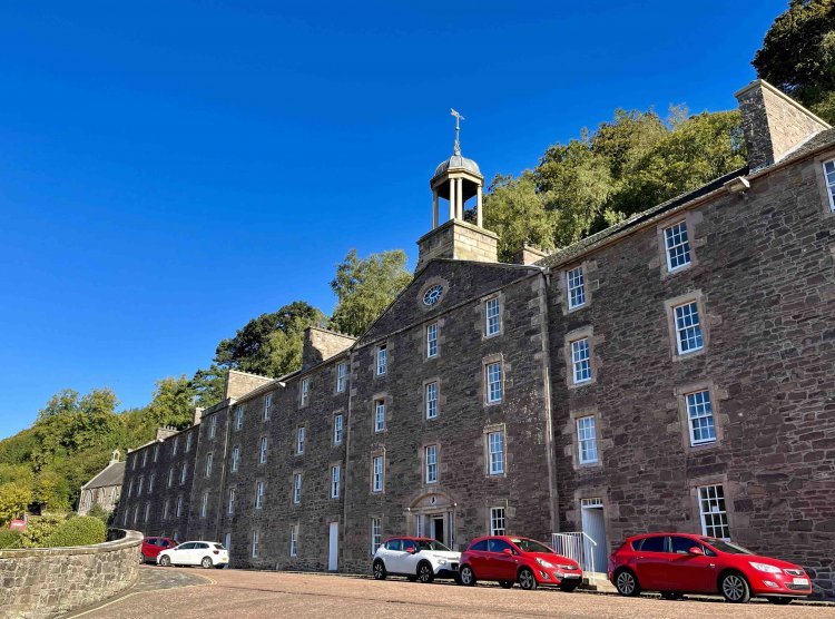 街並みも赤みを帯びている(まさかの車も)。