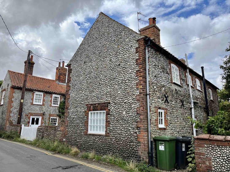 村の建物。独特のコロコロ感。