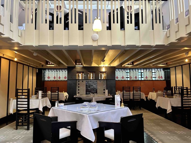 ティールームの内観。木の椅子や食器にもオリエントなこだわりが。