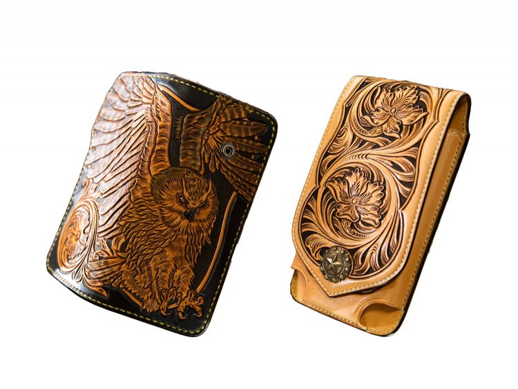 大塚氏のタカ･ファインレザーのスマホケース5万8300円（右）など。