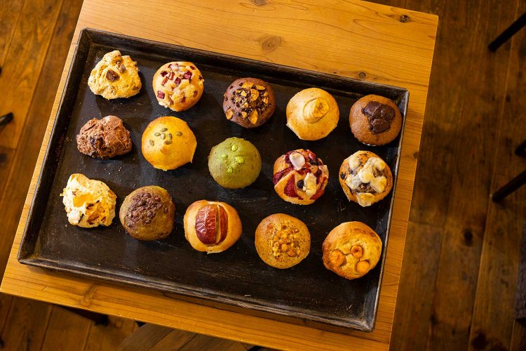 ほおずきカスタード460円（右下）やずんだ400円（黄緑）など。