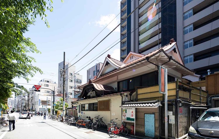 稲荷町の『寿湯』は1952年創業。外観は懐かしい宮造りながら、広い露天風呂を設けるなど新たな試みも。