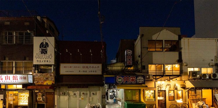 再開発が進んでも、パッチワークのようなコリアンタウンは東上野の象徴。取材時は新たなバーが開店準備中。