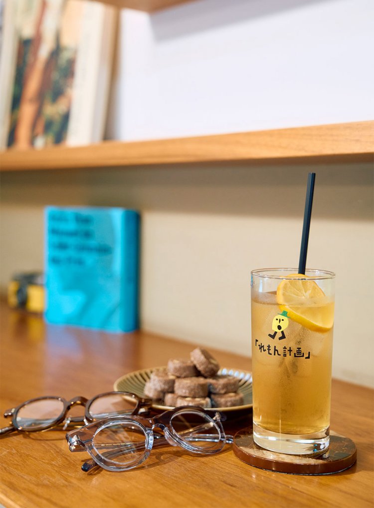 自家製レモネード430円、チョコクッキー540円。眼鏡はマサヒロマルヤマ4万9500円（手前）、MEGANEROCK3万5200円。