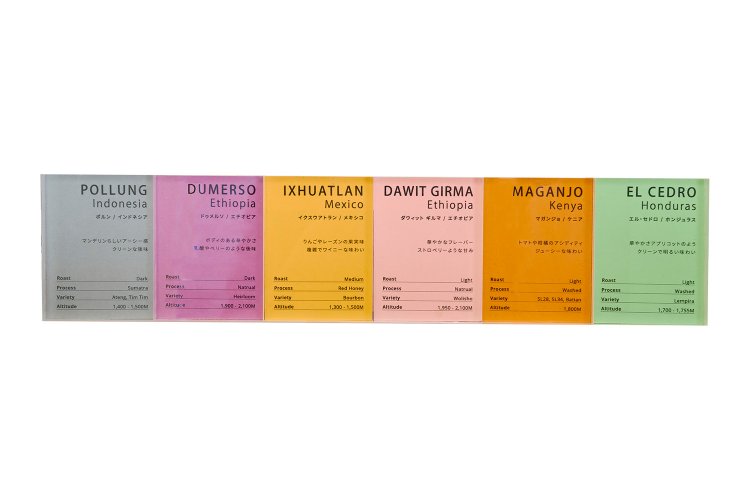 コーヒー豆は日替わりで6種類ほど。レジにあるカラフルな説明プレートを見て選ぼう。