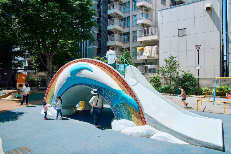 関東大震災後に計画的に造成された震災復興小公園の一つ、新花公園。今は楽し気なクジラのすべり台がシンボルだ。