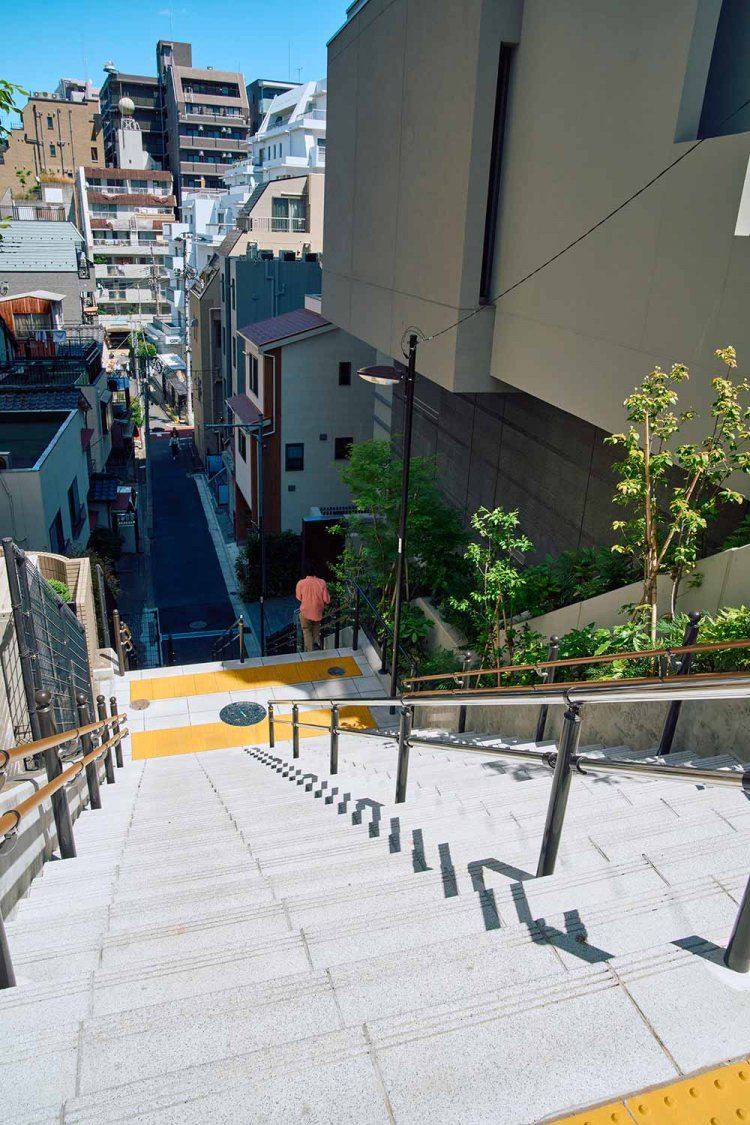 急傾斜にうなる実盛坂。最近工事を終え新しい石段は安全対策も万全に。名の由来は武士の鑑とされた斎藤別当実盛から。