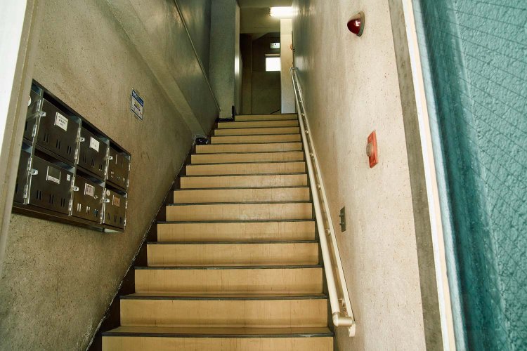 店はレトロなビルの階段を上がった2階。