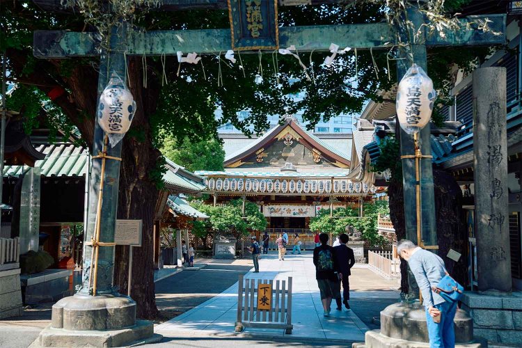 言わずと知れた学問の神様を祀る湯島天満宮。銅製の表鳥居は寛文7年（1667）寄進とされ、都の指定有形文化財。