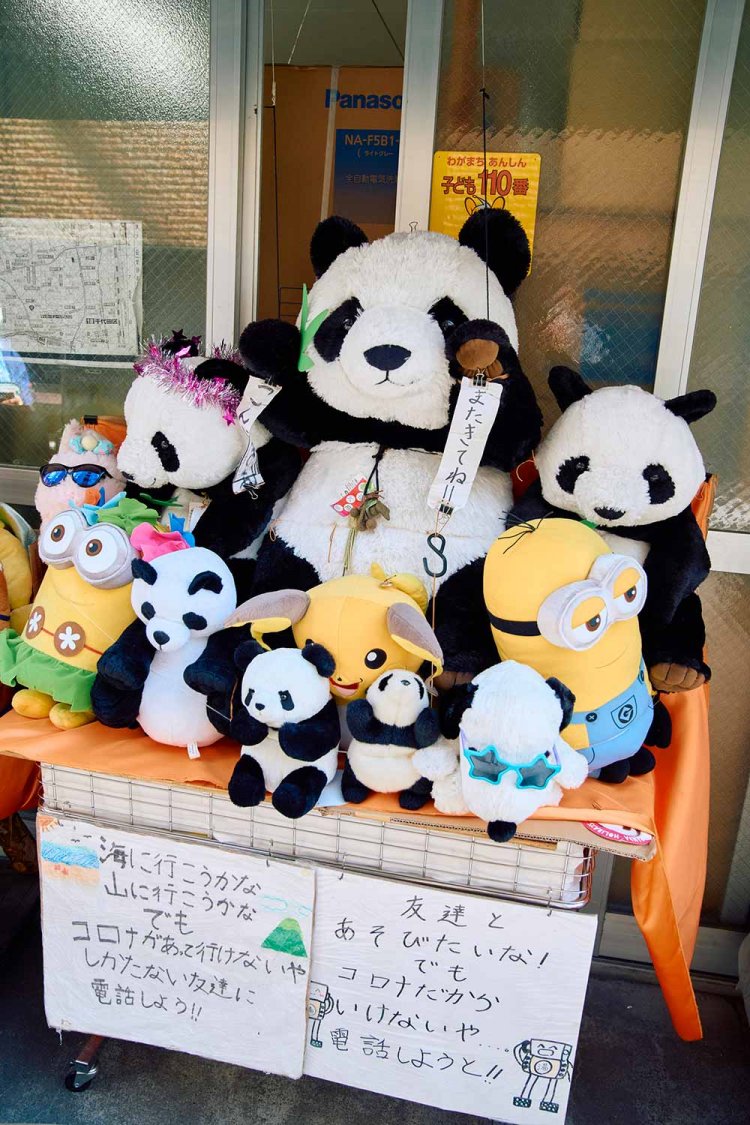 家電製品卸の『山福電気』の前にぬいぐるみの山！　コロナ禍の子供たちを笑顔にしたいと始めたとか。近づくと思わぬ仕掛けも!?